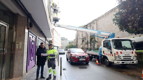 Instalaci�n de nueva iluminaci�n en la calle Santa Clara, en Pontevedra, para resaltar el convento