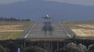 Un avin aterrizando en el aeropuerto Rosala de Castro, en Santiago de Compostela