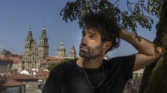 El actor picheleiro Tamar Nov�s, en una foto de archivo sacada en la Alameda de Santiago, con la catedral de fondo.