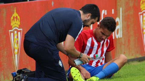 Sandoval, atendido por uno de los fisios