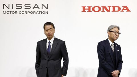 A la izquierda Makoto Uchida, presidente y CEO de Nissan y Toshihiro Mibe, presidente de Honda Motor a la derecha, durante la rueda de prensa de diciembre en la que informaban del principio de conversaciones para fusionarse