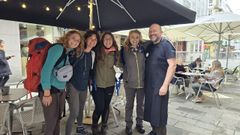 Las integrantes de la familia Nicholls, en el caf Lusitania, antes de emprender ruta. 