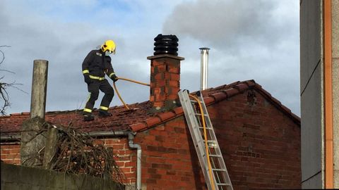 Intervencin de los bomberos por el incendio de una chimenea, en una foto de archivo