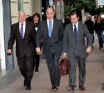 Paz Andrade (centro), y sus abogados, ayer en las inmediaciones de la Audiencia Nacional.