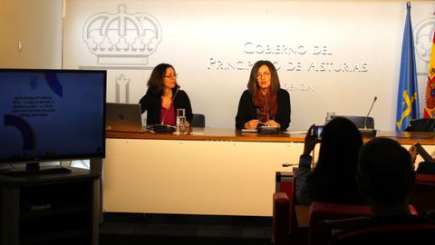 Clara Corbera, experta en programas contra la trata de la Direccin General de Igualdad, y Nuria Varela, directora general de Igualdad.

 