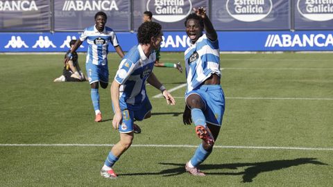 Dipanda, de 19 a�os y nuevo hombre gol del Fabril, celebra su tanto al Astorga