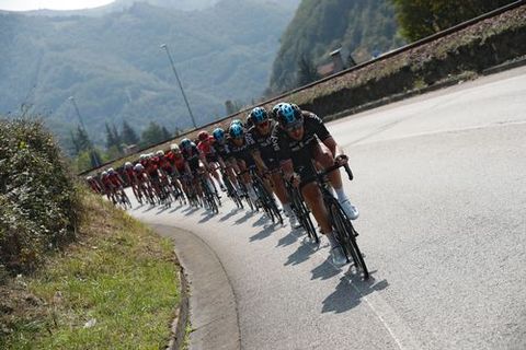 El pelotn durante la decimonovena etapa de la Vuelta Ciclista a Espaa, con salida en la localidad de Caso (Asturias)