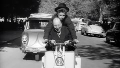 Jos� Isbert ?abajo?, en�el cl�sico del cine espa�ol �El cochecito�