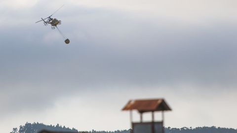 Un helic�ptero en el incendio de la zona de Mandi�, en Ferrol.