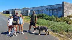Ana, Ricardo, sus hijos y sus perras viajaron desde Cartagena a Galicia y este lunes recalaron en la antigua base