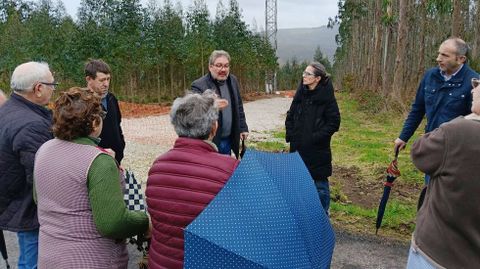 �scar Insua, diputado, reunido con los vecinos de Brenlla 