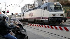 Tren de la lnea Vigo-Oporto, a su paso por O Porrio