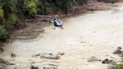 Un helic�ptero trabaja en las tareas de b�squeda de las dos personas desaparecidas en L'Espluga de Francol� (Tarragona)
