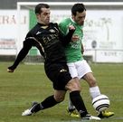 Diego Hermida pugna por un bal�n el pasado domingo en Xove.