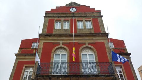 Banderas a media asta en el concello de Bueu