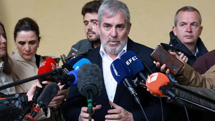 El presidente de Canarias, Fernando Clavijo, explica a los medios su postura sobre el barco con enfermos por un hantavirus.