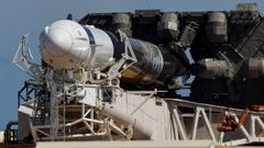 El cohete Falcon 9 de SapaceX preparado en el Centro Espacial Kennedy de Cabo Caaveral (Florida)