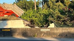 Un coche accidentado derrib� parte del muro de una vivienda en Bag��n, en Mogor