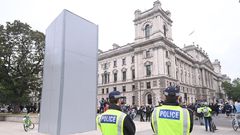 La estatua de Churchill, blindada y protegida por la polic�a