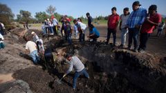 Pobladores de Tlahuililpan participan junto con familiares en la b�squeda de restos de las personas fallecidas en la explosi�n del oleoducto