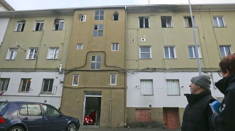 Personas observando  la fachada del edificio donde se declar� el incendio.
