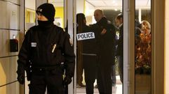 Fuerzas policiales en Montrouge donde fue hallado el cintur�n explosivo