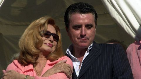 La cantante Roc�o Jurado y su marido, viendo la procesi�n de la Virgen de Regla en Chipiona