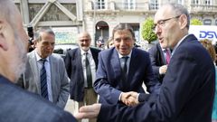 El ministro Planas (en el centro), saludando a las puertas de la sede Afundaci�n en Vigo, donde se celebra el XX Congreso Nacional de Acuicultura