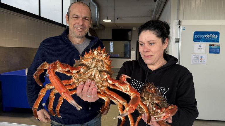 Iago Soto, patr�n mayor de Vigo, y Patricia Fern�ndez, trabajadora de la lonja, muestran centollas.