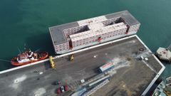 La prisi�n flotante para inmigrantes del Reino Unido.�La enorme embarcaci�n est� amarrada en la peque�a isla de Portland y albergar� a 500 personas. 20/07/2023