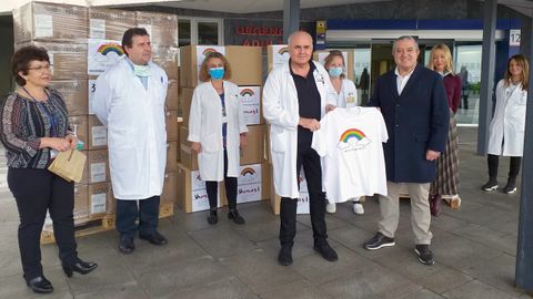 El gerente del rea sanitaria IV, Luis Hevia, recibe la camiseta de la campaa solidaria de manos del empresario de 3hmas1, Jess Fernndez.