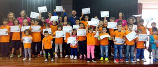 <span lang= es-es >Clausura de Corme y Ponteceso</span>. Los ni�os de las actividades de conciliaci�n de Ponteceso y Corme fueron ayer de excursi�n a A Coru�a y, ya de regreso, recibieron de manos del alcalde sus diplomas.