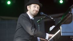 Neil Hannon, l�der de The Divine Comedy, actuando en Vigo en el a�o 2010.