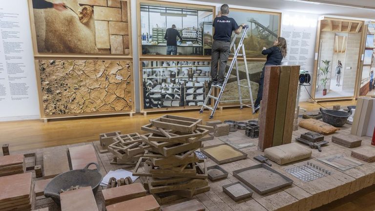 Detalle dos labores de montaxe da exposici&oacute;n nunha das salas do CGAC.