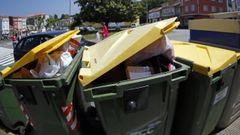 Imagen de archivo de contenedores llenos de residuos.