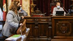 La concejala del PP Flora Moure y el alcalde, Gonzalo P�rez J�come, en una sesi�n plenaria.