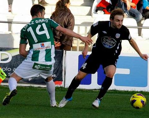 H�ctor Font elude la marca de L�pez Garai en el choque del domingo ante el C�rdoba.