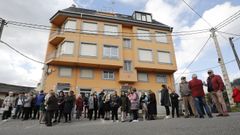 Imagen de la concentraci�n celebrada este lunes ante el hotel de Covas donde una multinacional estadounidense est� instalando una antena 5G