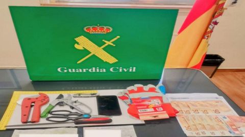 Los agentes se incautaron de m�viles, dinero y herramientas para el robo