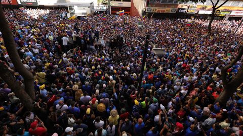 Miles de personas secundaron en Caracas la protesta convocada por Machado  