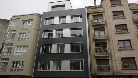 Fachada del edificio promovido por Alcames�n en la r�a San Roque (centro de la imagen)