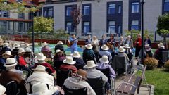 Concerto de Malvela e Uxía cos usuarios da residencia Doral de Mos