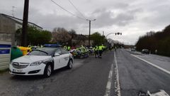 Varios guardias civiles de Tr�fico en una carretera de Outeiro de Rei
