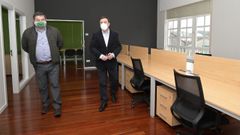 El alcalde de A Capela y el presidente de la Diputaci�n, ayer en las nuevas instalaciones, en la planta baja del antiguo centro de salud