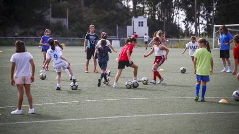 Clínic de fútbol femenino organizado por los clubes de fútbol de Porto do Son y Noia