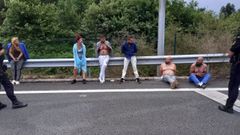 Los seis detenidos por la pelea multitudinaria de Ribeira en el peaje de la AP-9 en Teo.