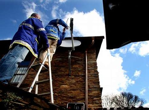 Algunas viviendas del rural han cambiado su fisonom�a para poder conectarse a Internet.