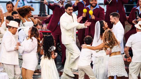 Bad Bunny celebra una boda real en su espect�culo.