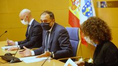 El conselleiro Julio Garc�a Comesa�a, en la rueda de prensa tras el Comit� Cl�nico de la Xunta