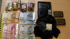 Imagen de cedida por la Guardia Civil del dinero y la droga incautada en un bar de Cambre